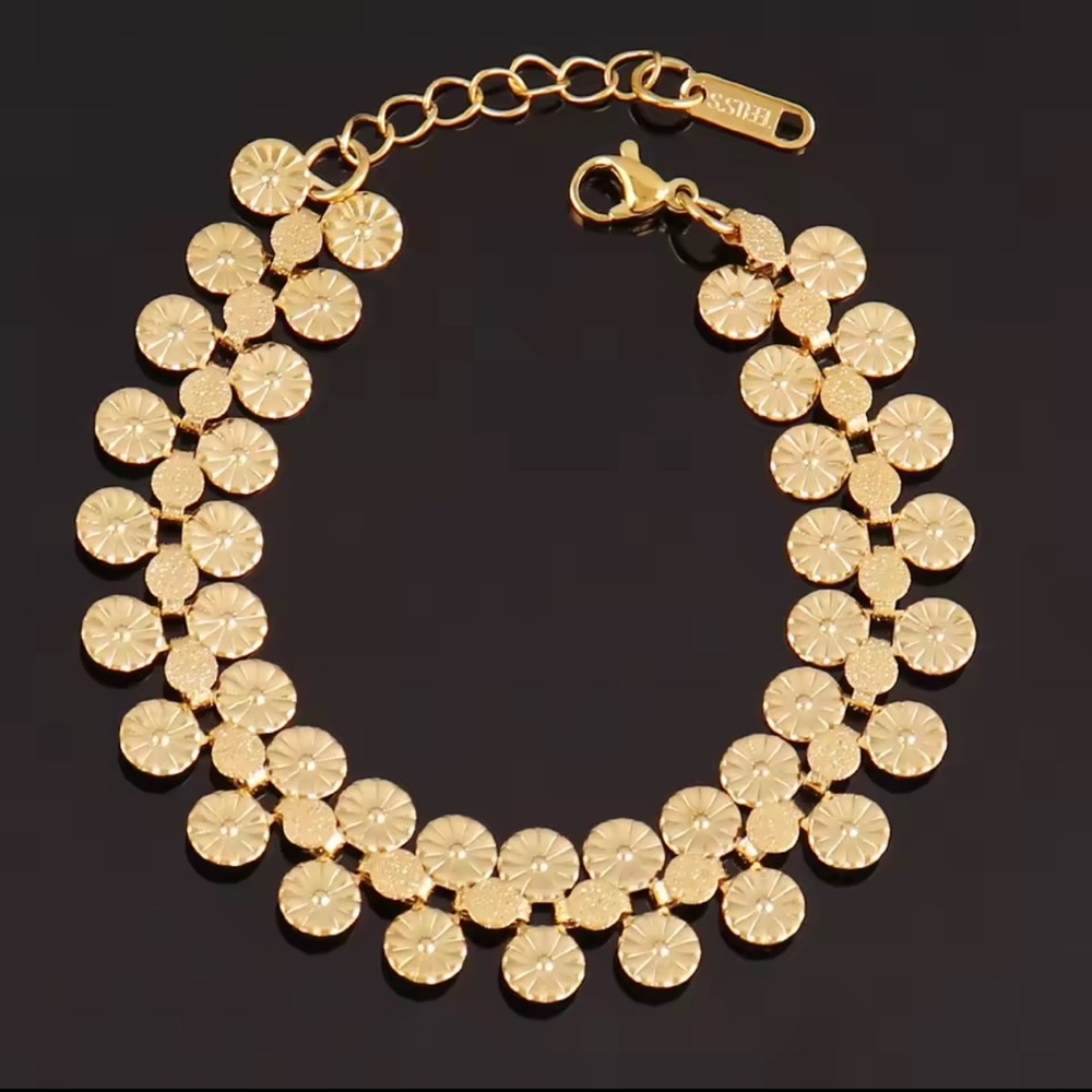 Elegant Gold Floral Bracelet - Picture 5 of 5